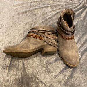 Women’s ankle boots. Size 9. So brand from Kohls. Worn once.